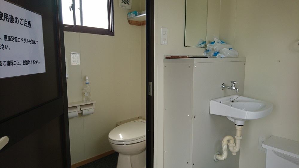 女性用トイレ（中）